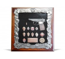 Панно с пистолетом Макарова с 11 знаками ФСБ большое 44x40