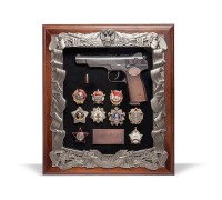 Ключница с пистолетом Стечкин с 9 наградами СССР 44x40 см