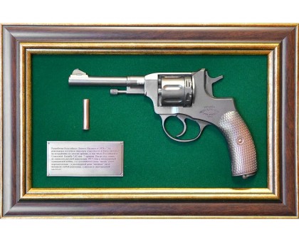 Панно с револьвером Наган в подарочном футляре