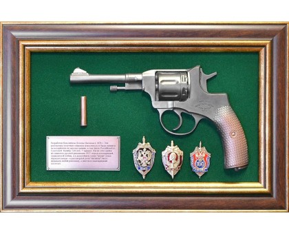 Панно с револьвером Наган со знаками ФСБ в подарочном футляре